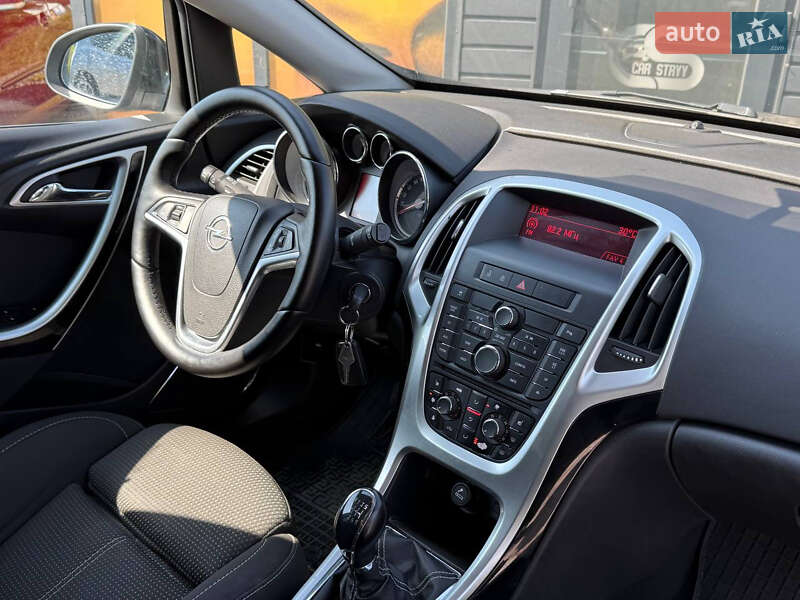 Универсал Opel Astra 2012 в Стрые