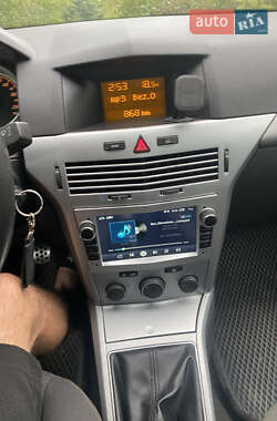 Хэтчбек Opel Astra 2004 в 