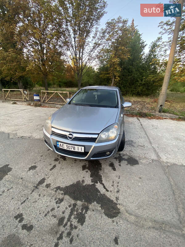 Хэтчбек Opel Astra 2004 в 