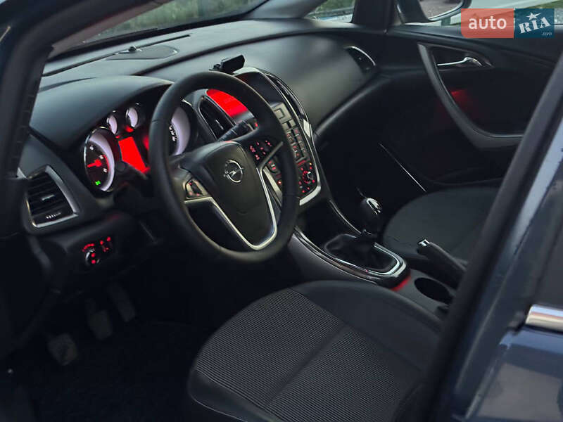Универсал Opel Astra 2013 в Дрогобыче