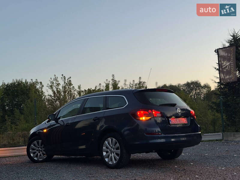 Универсал Opel Astra 2013 в Дрогобыче