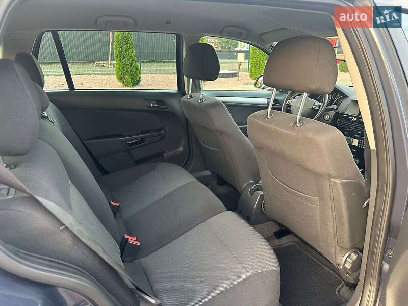 Універсал Opel Astra 2010 в Луцьку