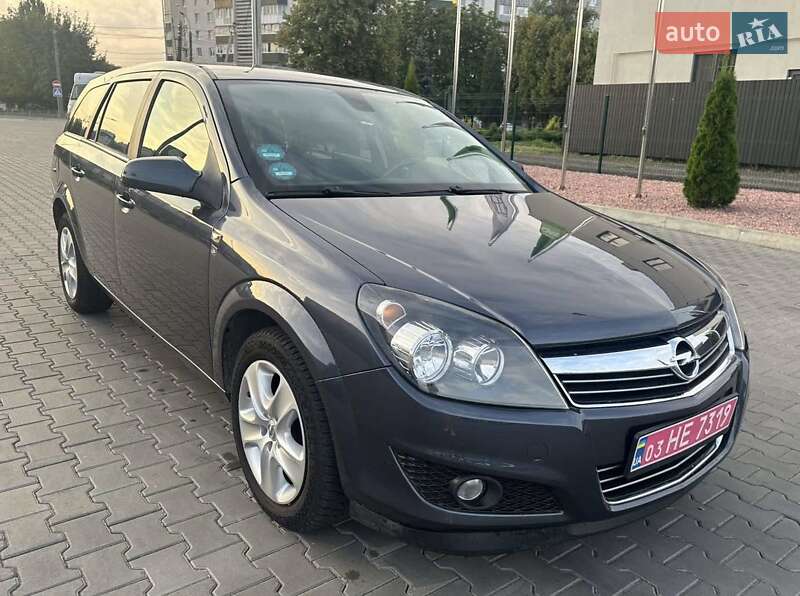 Універсал Opel Astra 2010 в Луцьку