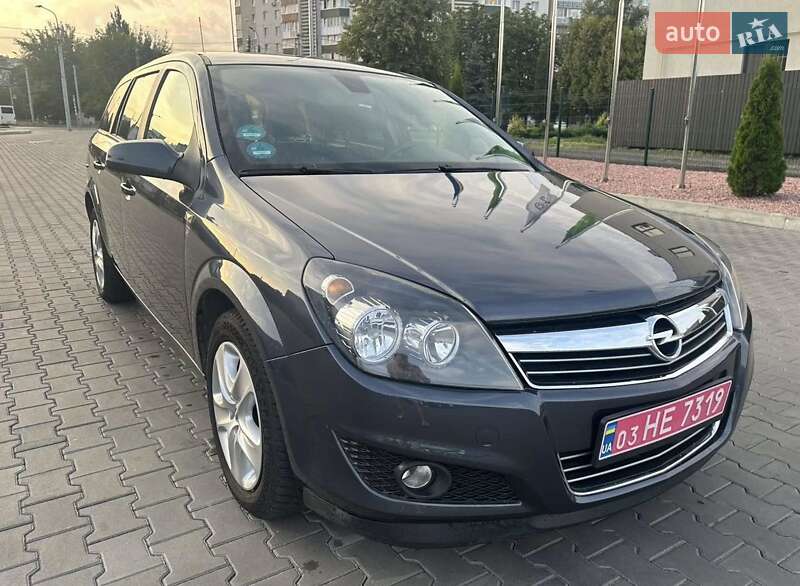 Універсал Opel Astra 2010 в Луцьку