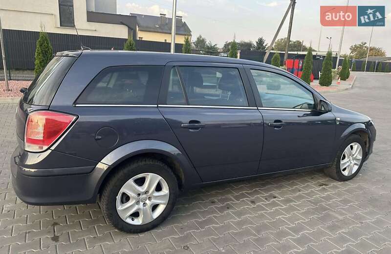 Універсал Opel Astra 2010 в Луцьку