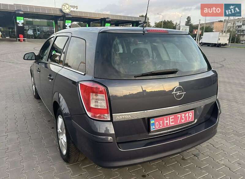 Універсал Opel Astra 2010 в Луцьку