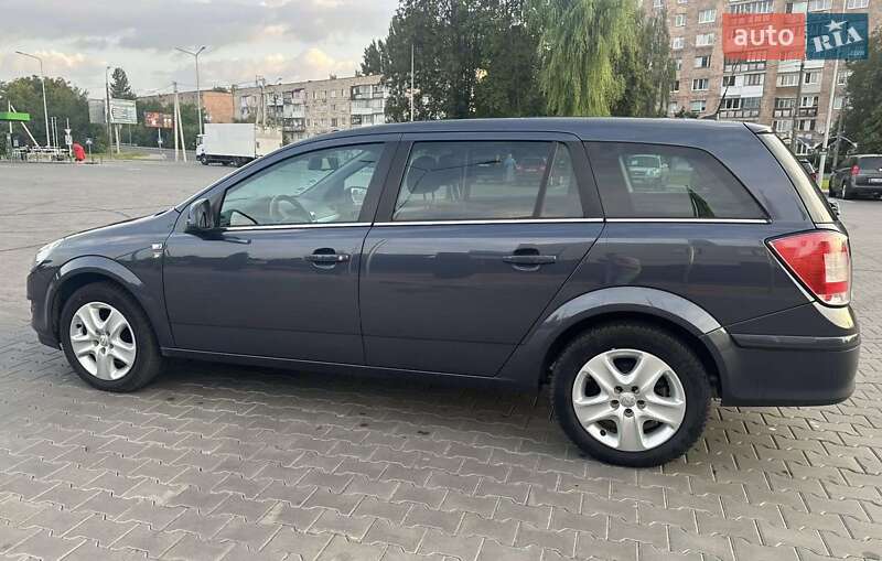 Універсал Opel Astra 2010 в Луцьку