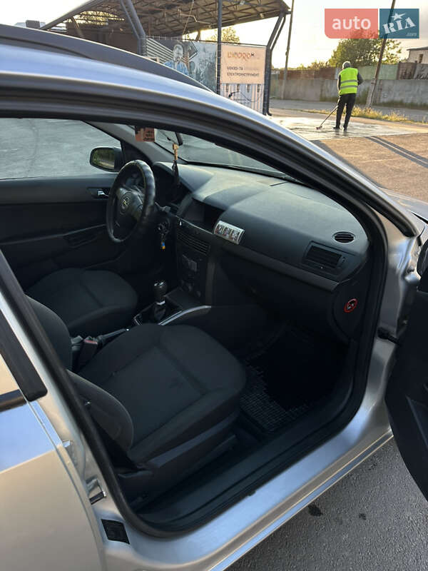 Универсал Opel Astra 2005 в Костополе