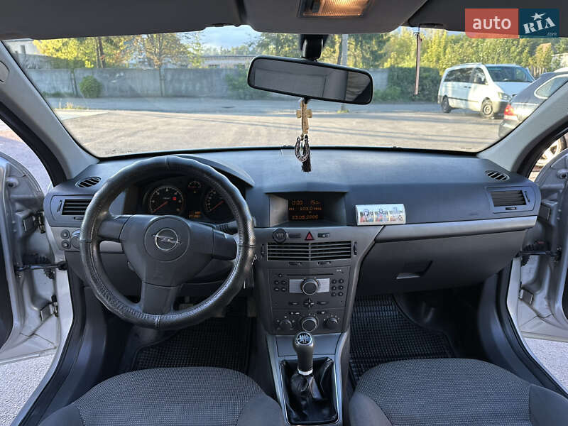 Универсал Opel Astra 2005 в Костополе