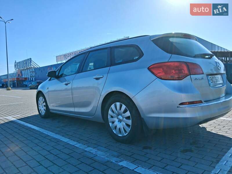 Універсал Opel Astra 2013 в Нововолинську