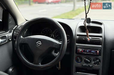 Хэтчбек Opel Astra 2004 в 