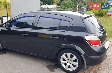 Хэтчбек Opel Astra 2005 в 