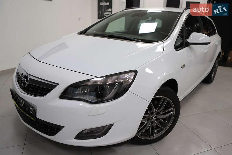 Универсал Opel Astra 2013 в Дрогобыче