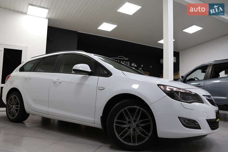 Универсал Opel Astra 2013 в Дрогобыче