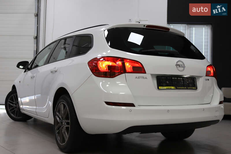 Универсал Opel Astra 2013 в Дрогобыче