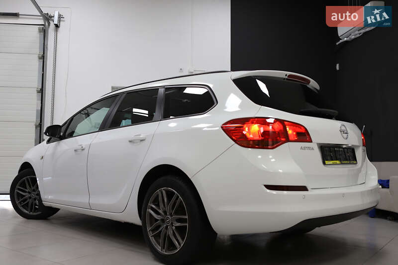 Универсал Opel Astra 2013 в Дрогобыче