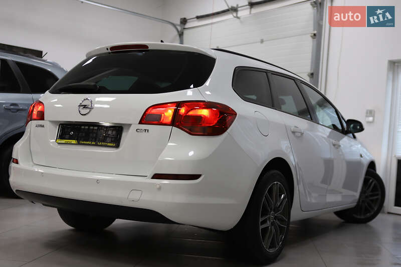 Универсал Opel Astra 2013 в Дрогобыче