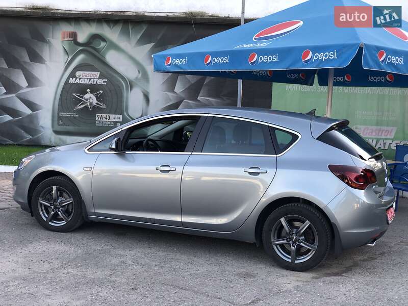Хэтчбек Opel Astra 2011 в Львове
