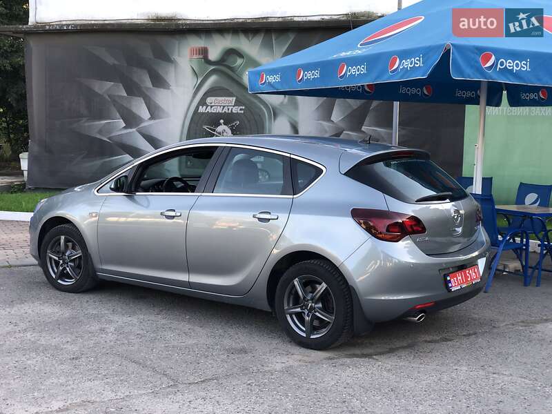 Хэтчбек Opel Astra 2011 в Львове