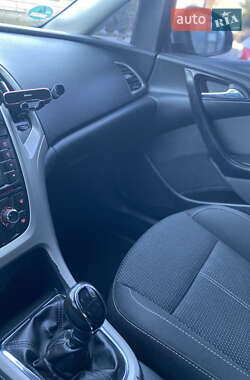 Универсал Opel Astra 2012 в 