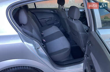 Хэтчбек Opel Astra 2005 в 