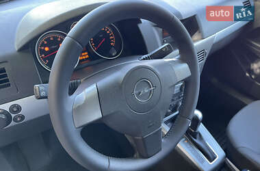 Хэтчбек Opel Astra 2005 в 