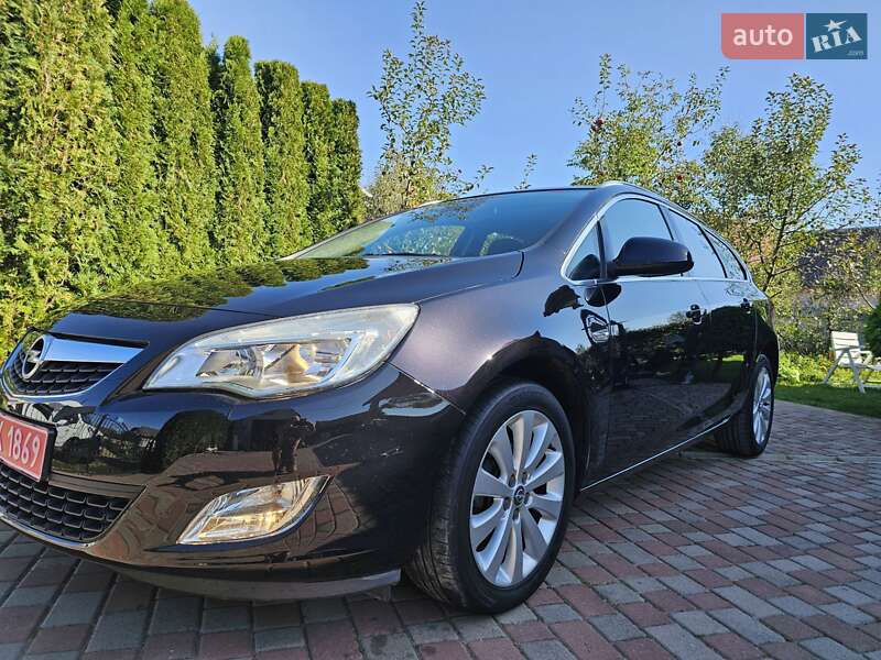 Универсал Opel Astra 2011 в Калуше