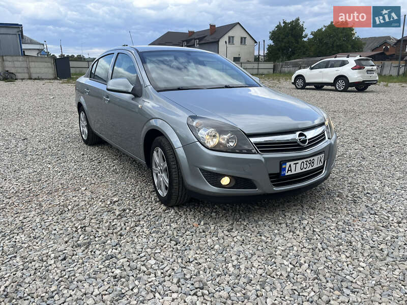 Седан Opel Astra 2011 в Калуші