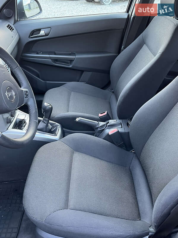Седан Opel Astra 2011 в Калуші