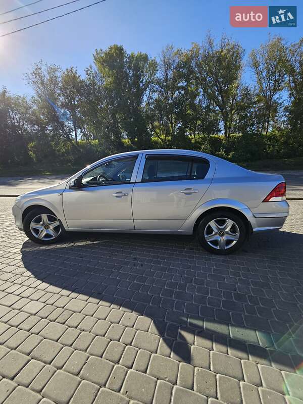 Седан Opel Astra 2011 в Хмельницком