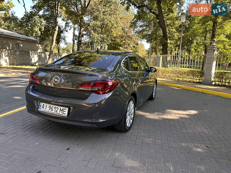 Седан Opel Astra 2013 в Киеве