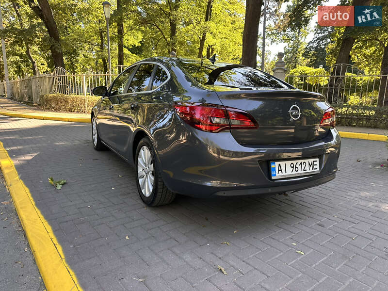 Седан Opel Astra 2013 в Киеве