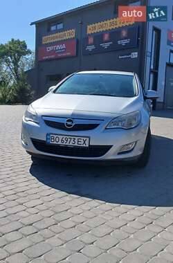 Універсал Opel Astra 2010 в Тернополі