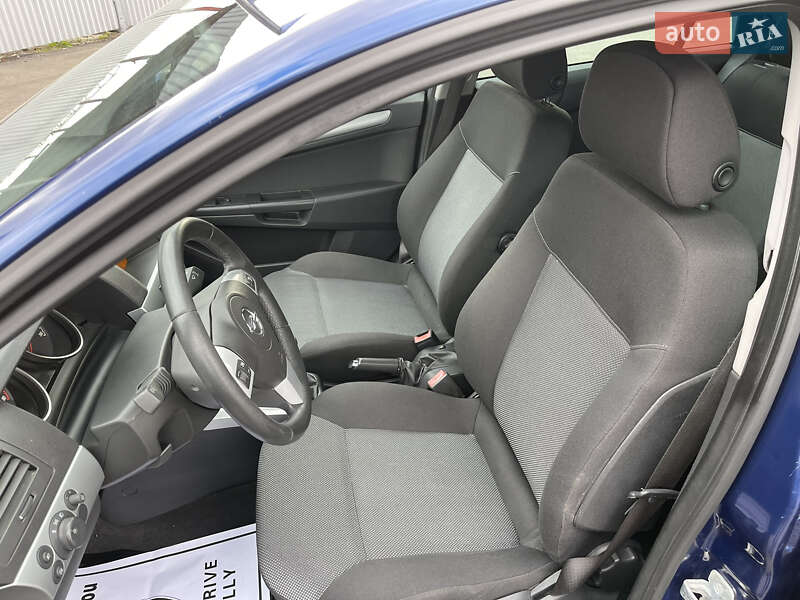 Универсал Opel Astra 2010 в Ровно