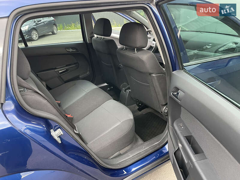 Универсал Opel Astra 2010 в Ровно