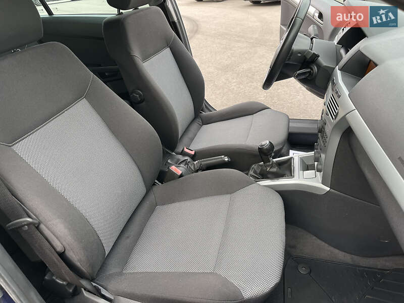 Универсал Opel Astra 2010 в Ровно