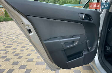 Хэтчбек Opel Astra 2004 в 