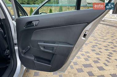 Хэтчбек Opel Astra 2004 в 