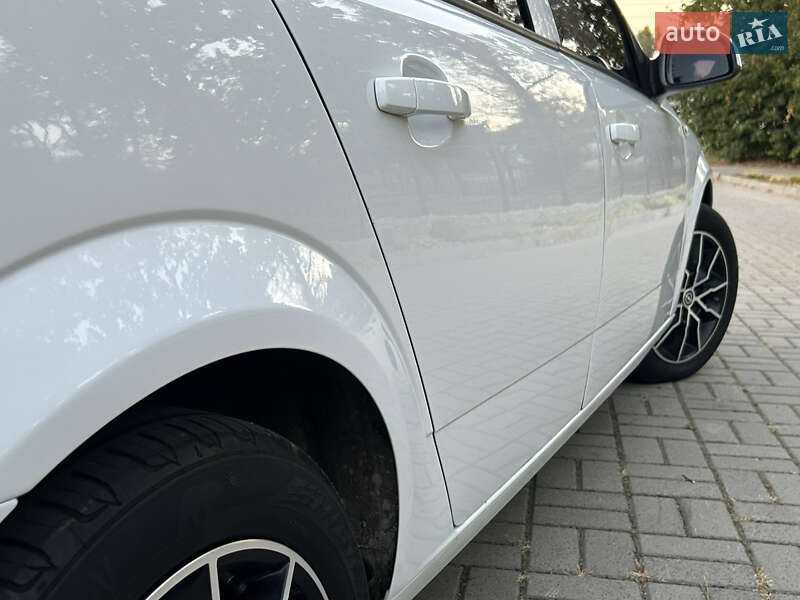 Седан Opel Astra 2012 в Прилуках