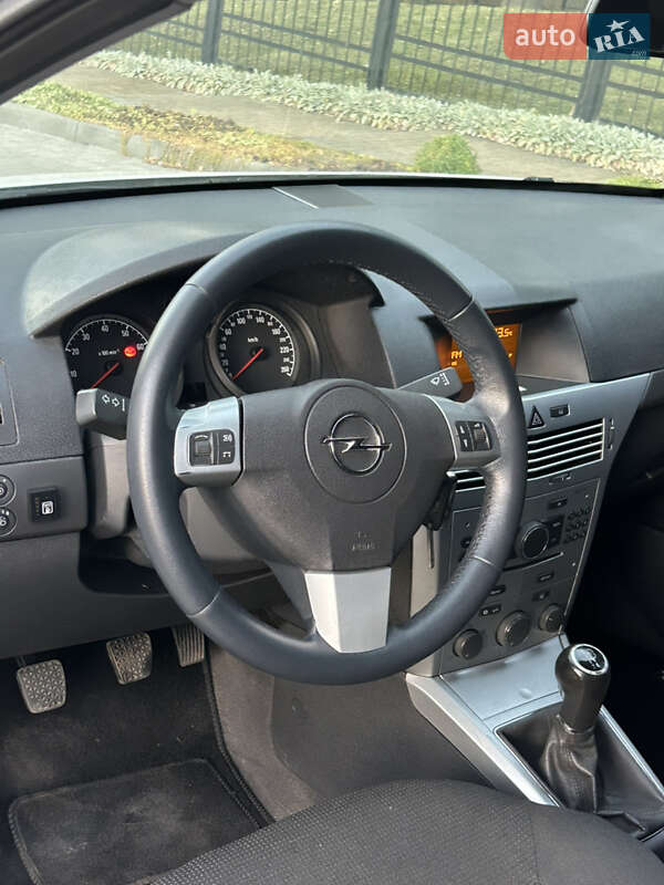 Седан Opel Astra 2012 в Прилуках
