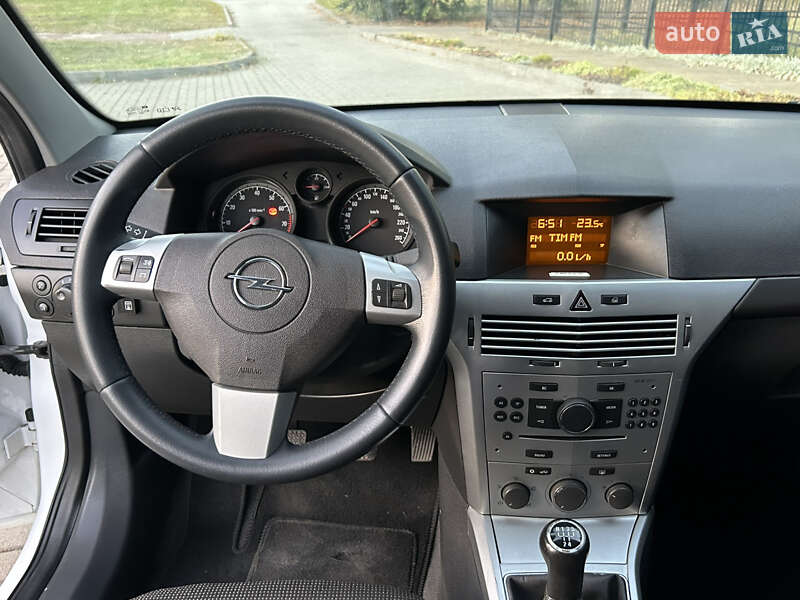 Седан Opel Astra 2012 в Прилуках