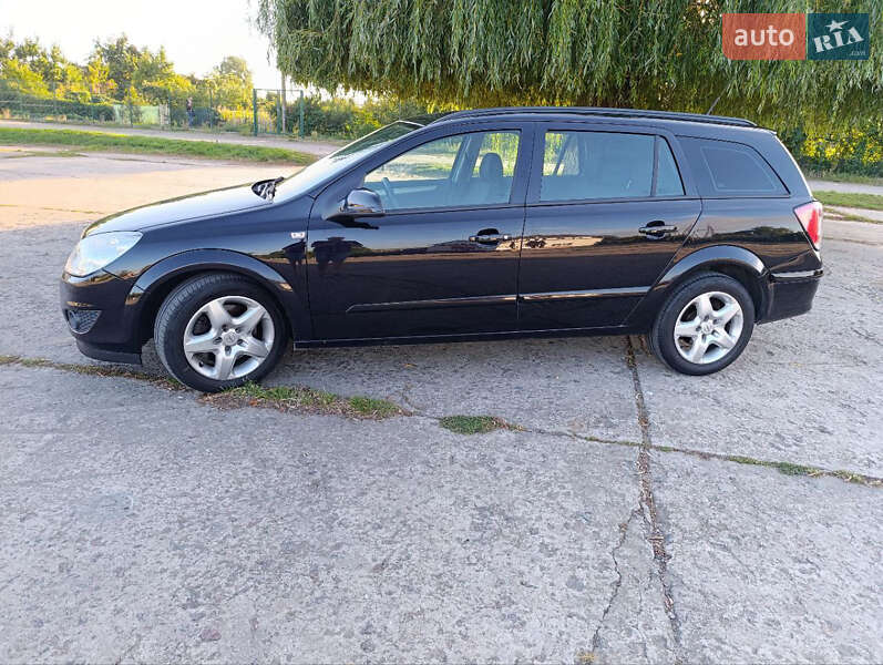 Универсал Opel Astra 2008 в Тростянце