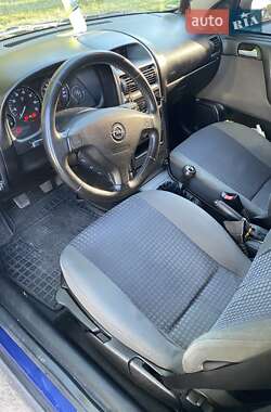 Хэтчбек Opel Astra 2003 в 