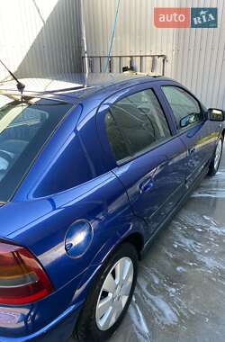 Хэтчбек Opel Astra 2003 в 