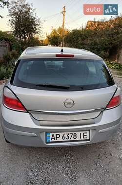 Хэтчбек Opel Astra 2005 в 
