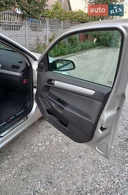 Хэтчбек Opel Astra 2005 в 