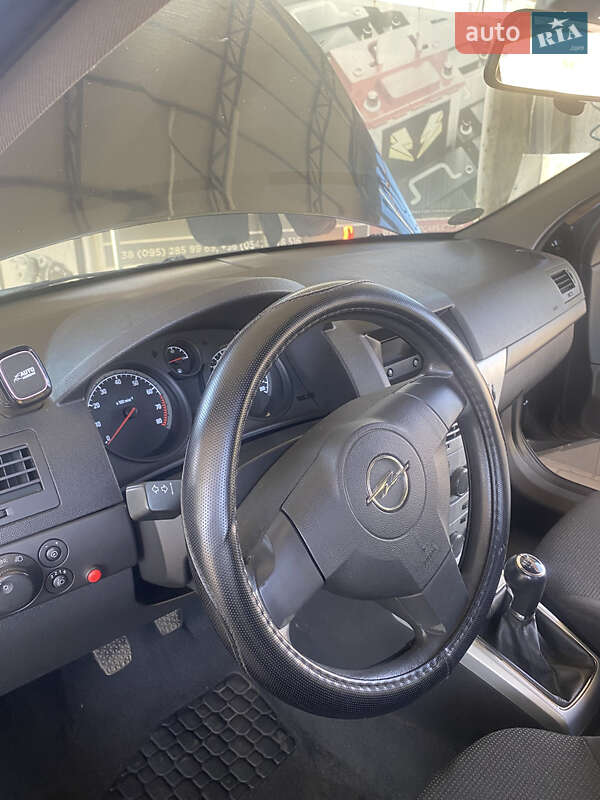 Хэтчбек Opel Astra 2009 в Обухове
