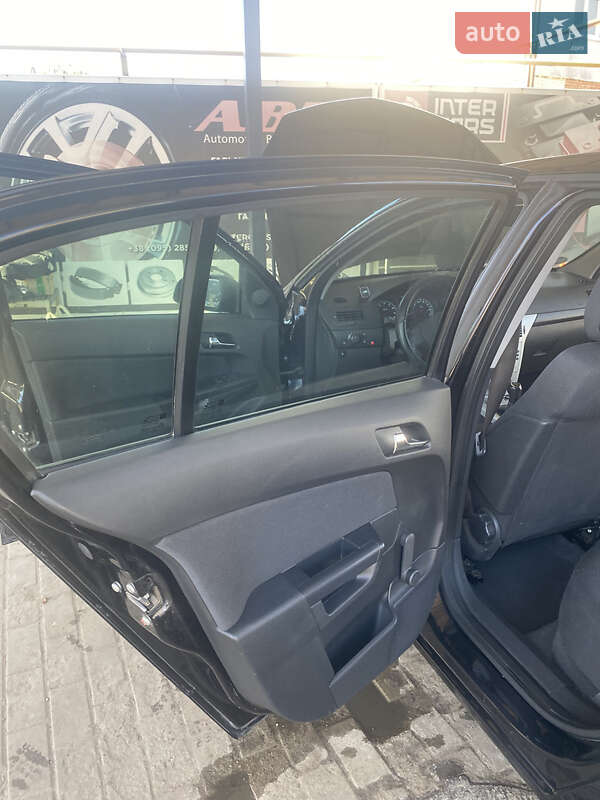 Хэтчбек Opel Astra 2009 в Обухове