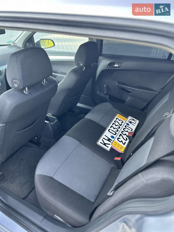 Универсал Opel Astra 2005 в Золочеве