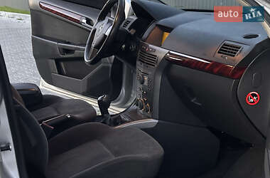 Хэтчбек Opel Astra 2005 в 